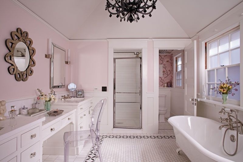 Источник вдохновения для домашнего уюта: большая главная ванная комната в классическом стиле с плоскими фасадами, белыми фасадами, отдельно стоящей ванной, душем в нише, унитазом-моноблоком, розовыми стенами, полом из керамогранита, врезной раковиной и столешницей из ламината