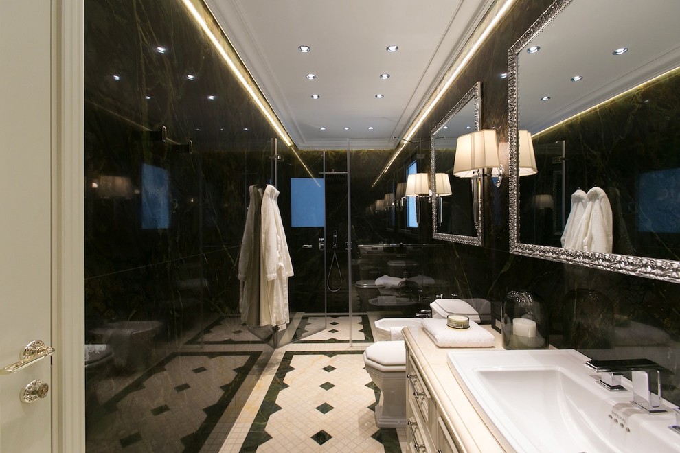 Inredning av ett klassiskt en-suite badrum, med marmorkakel och marmorgolv