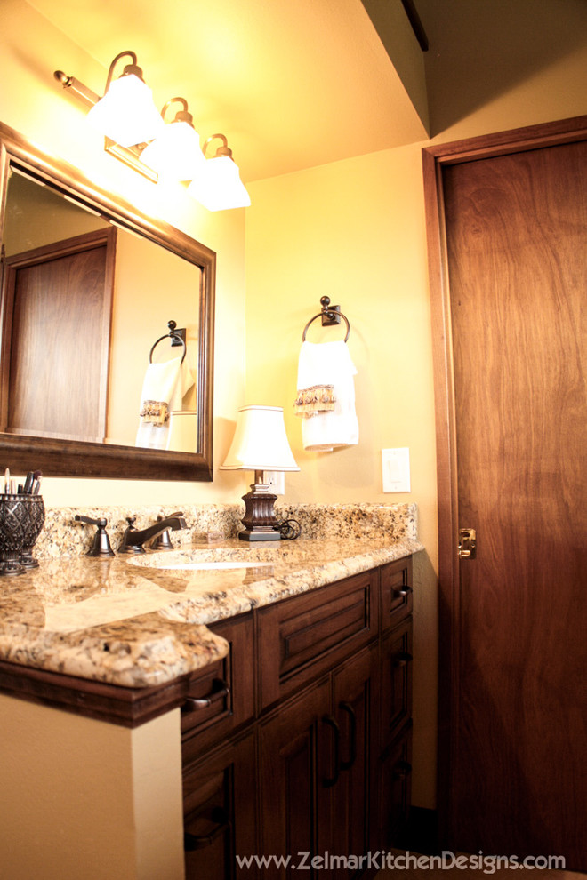 Ejemplo de cuarto de baño principal clásico de tamaño medio con lavabo bajoencimera, puertas de armario de madera en tonos medios, encimera de granito, ducha empotrada, baldosas y/o azulejos beige, baldosas y/o azulejos de piedra y suelo de travertino