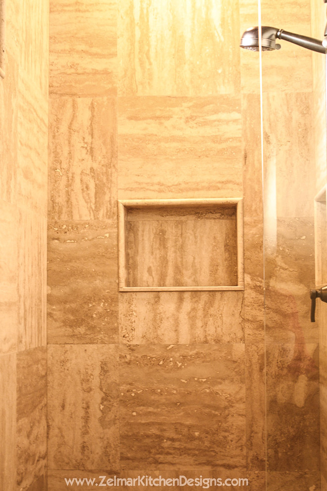 Exempel på ett mellanstort klassiskt en-suite badrum, med ett undermonterad handfat, skåp i mörkt trä, granitbänkskiva, en dusch i en alkov, beige kakel, stenkakel och travertin golv