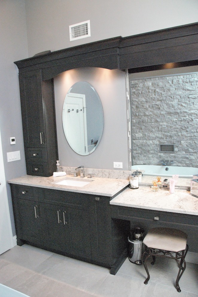 Idéer för ett stort klassiskt grå en-suite badrum, med luckor med infälld panel, svarta skåp, en öppen dusch, en toalettstol med separat cisternkåpa, grå kakel, porslinskakel, grå väggar, klinkergolv i porslin, ett undermonterad handfat, bänkskiva i kvarts, grått golv och med dusch som är öppen