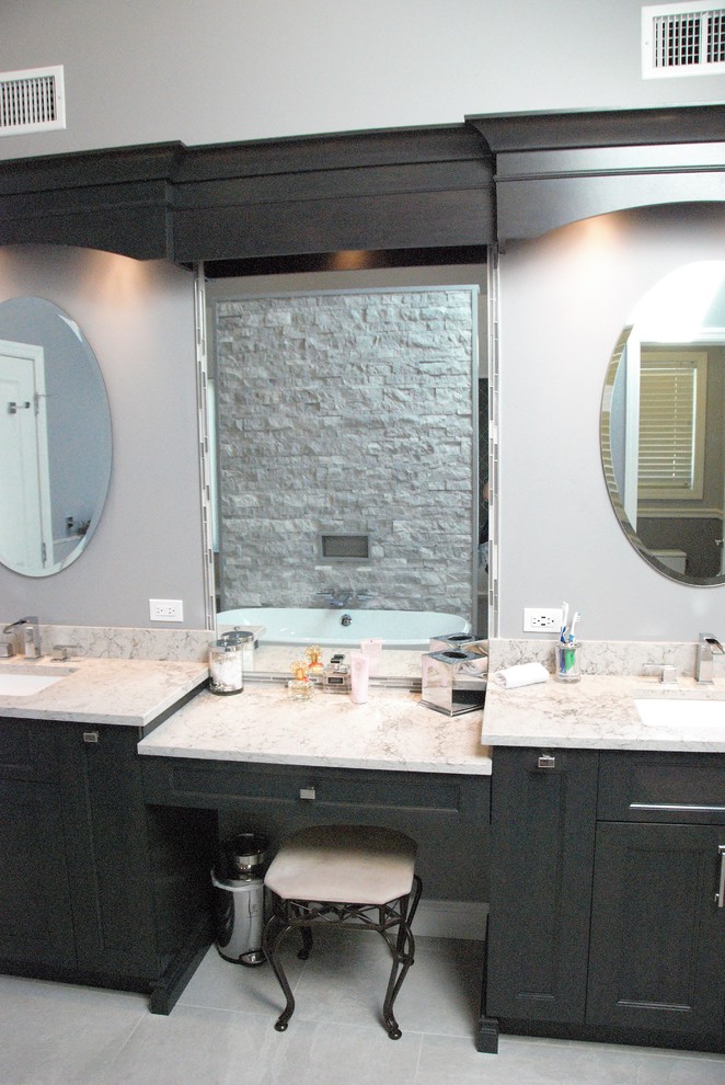 Inspiration för stora klassiska grått en-suite badrum, med luckor med infälld panel, svarta skåp, en öppen dusch, en toalettstol med separat cisternkåpa, grå kakel, porslinskakel, grå väggar, klinkergolv i porslin, ett undermonterad handfat, bänkskiva i kvarts, grått golv och med dusch som är öppen