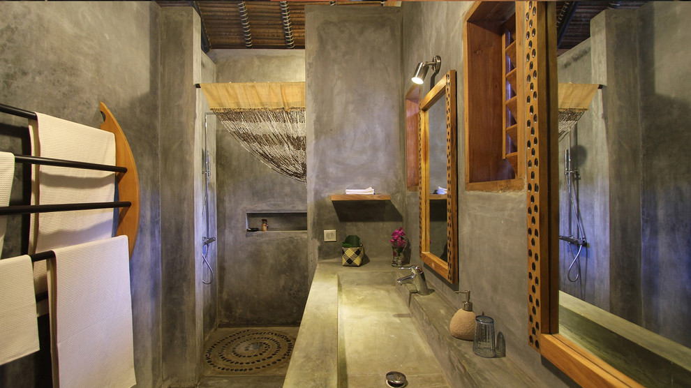 Inredning av ett exotiskt mellanstort en-suite badrum, med ett nedsänkt handfat, öppna hyllor, bänkskiva i betong, en dusch i en alkov och betonggolv