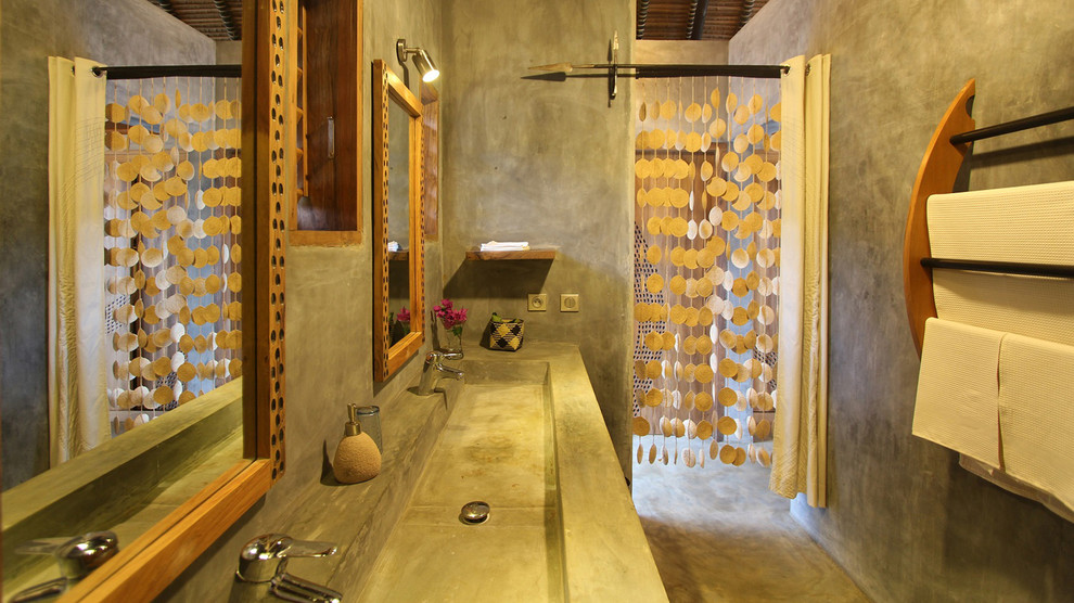 Cette image montre une douche en alcôve principale ethnique de taille moyenne avec un lavabo posé, un placard sans porte, un plan de toilette en béton et sol en béton ciré.