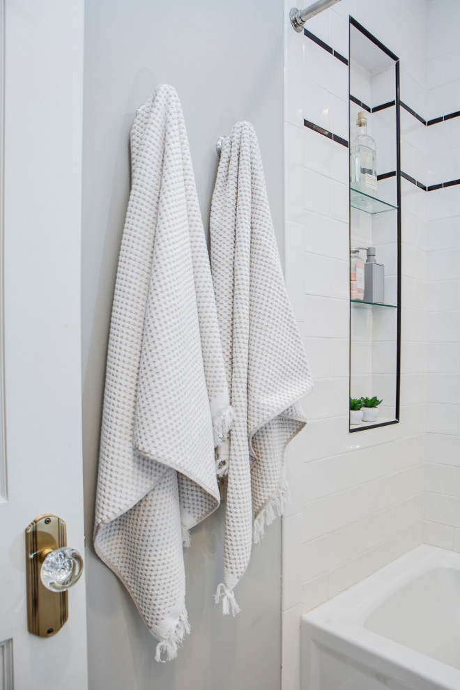 Idéer för ett mellanstort klassiskt vit badrum med dusch, med möbel-liknande, vita skåp, ett badkar i en alkov, en dusch i en alkov, en toalettstol med hel cisternkåpa, vit kakel, keramikplattor, grå väggar, klinkergolv i keramik, ett undermonterad handfat, bänkskiva i kvarts, vitt golv och dusch med duschdraperi