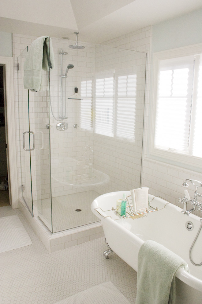 Источник вдохновения для домашнего уюта: главная ванная комната среднего размера в стиле неоклассика (современная классика) с ванной на ножках, угловым душем, белой плиткой, керамической плиткой, белыми стенами и полом из керамогранита