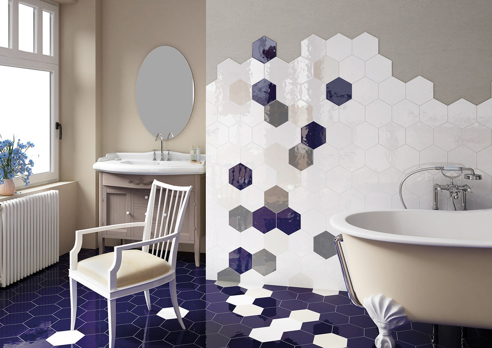 Foto på ett mellanstort eklektiskt en-suite badrum, med beige skåp, ett badkar med tassar, blå kakel, keramikplattor, vita väggar och klinkergolv i keramik