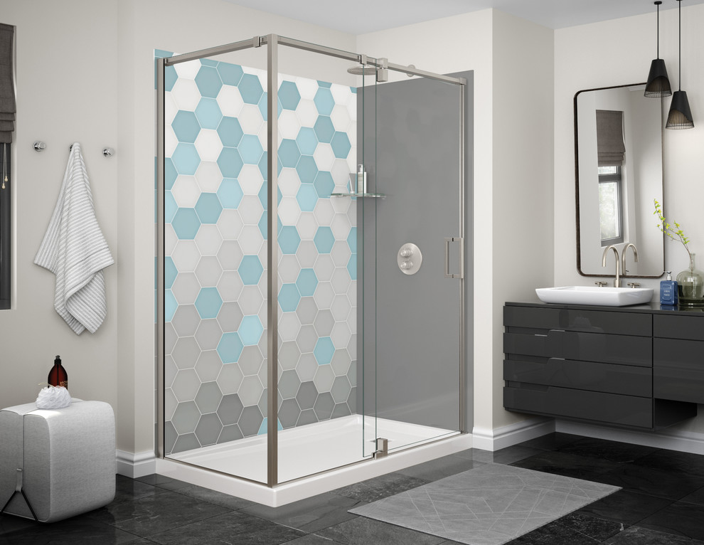 Immagine di una stanza da bagno moderna con doccia ad angolo