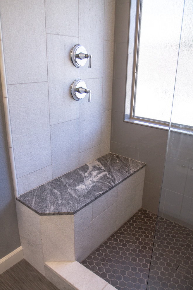 Cette image montre une grande salle de bain principale minimaliste avec un placard à porte shaker, des portes de placard blanches, un espace douche bain, WC séparés, un carrelage gris, du carrelage en marbre, un mur gris, un sol en carrelage de céramique, un lavabo encastré, un plan de toilette en granite, un sol gris et aucune cabine.