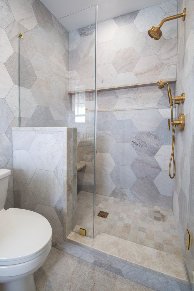 Cette photo montre une salle de bain bord de mer en bois clair avec une douche ouverte, WC à poser, un carrelage gris, un carrelage de pierre, un mur gris, un plan de toilette en marbre, un sol gris, aucune cabine et un plan de toilette blanc.