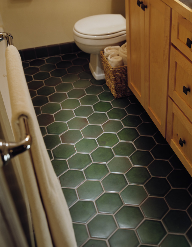 Inredning av ett amerikanskt badrum, med klinkergolv i keramik och grönt golv
