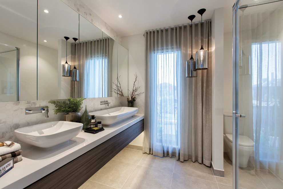Immagine di una piccola stanza da bagno minimal con piastrelle multicolore, piastrelle in pietra e pareti multicolore