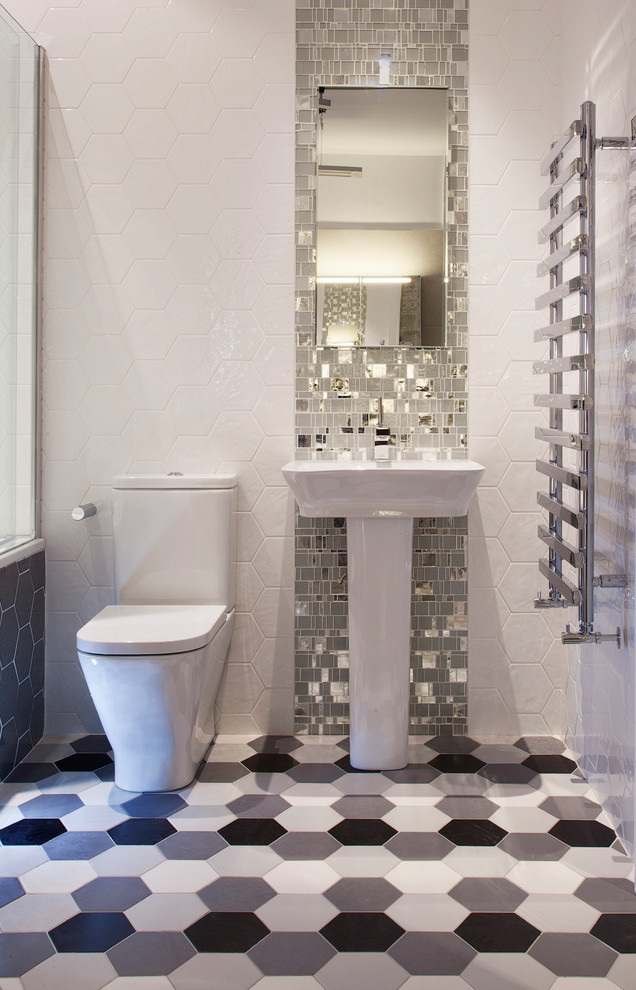 Inredning av ett modernt en-suite badrum, med svart kakel, grå kakel, vit kakel och spegel istället för kakel