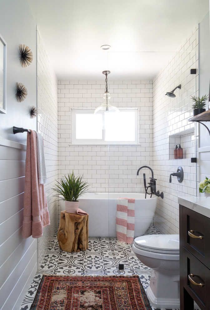 Пример оригинального дизайна: ванная комната среднего размера в стиле кантри с фасадами в стиле шейкер, коричневыми фасадами, отдельно стоящей ванной, душем без бортиков, раздельным унитазом, белой плиткой, плиткой кабанчик, серыми стенами, полом из цементной плитки, душевой кабиной, врезной раковиной, мраморной столешницей, черным полом и открытым душем