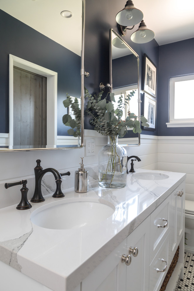 Пример оригинального дизайна: ванная комната среднего размера в стиле кантри с фасадами с утопленной филенкой, белыми фасадами, душем в нише, раздельным унитазом, белой плиткой, плиткой кабанчик, синими стенами, полом из мозаичной плитки, душевой кабиной, врезной раковиной, мраморной столешницей, белым полом и душем с распашными дверями