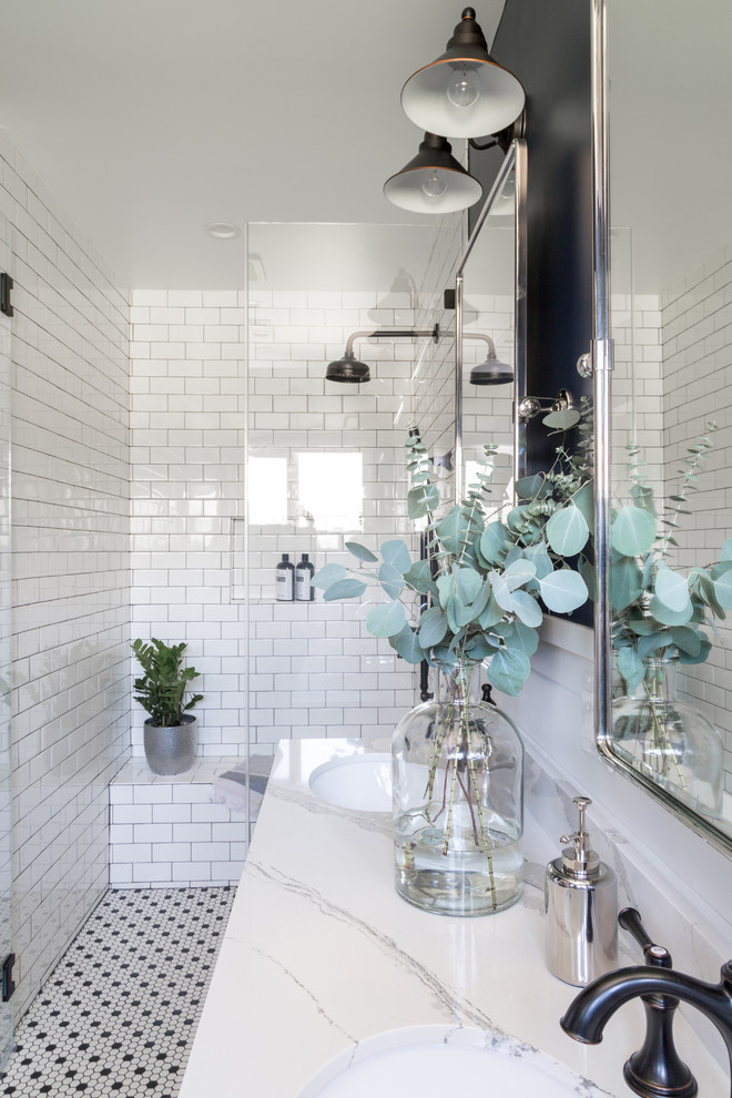 Exempel på ett mellanstort lantligt badrum med dusch, med luckor med infälld panel, vita skåp, en dusch i en alkov, en toalettstol med separat cisternkåpa, vit kakel, tunnelbanekakel, blå väggar, mosaikgolv, ett undermonterad handfat, marmorbänkskiva, vitt golv och dusch med gångjärnsdörr