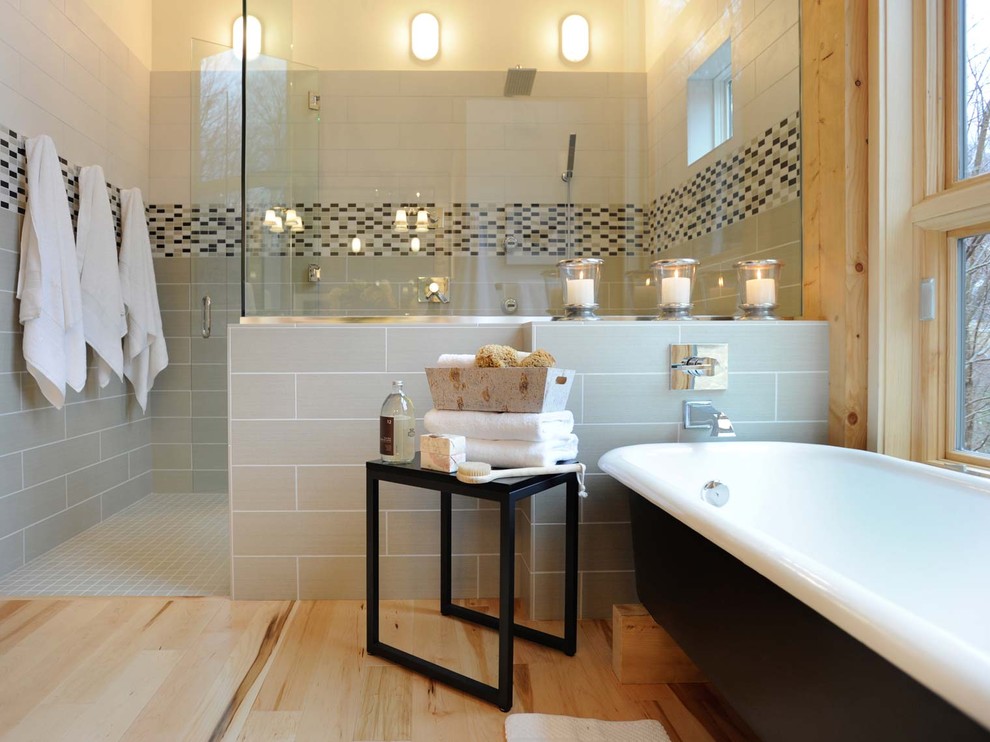 Bild på ett vintage badrum, med ett fristående badkar, en dusch i en alkov och grå kakel