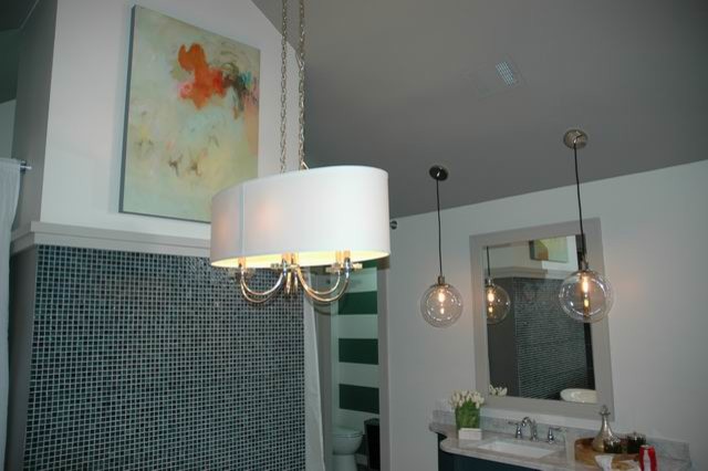 Стильный дизайн: главная ванная комната среднего размера в стиле неоклассика (современная классика) с плоскими фасадами, черными фасадами, отдельно стоящей ванной, душем без бортиков, черной плиткой, плиткой мозаикой, белыми стенами, полом из керамогранита, врезной раковиной, мраморной столешницей, серым полом, шторкой для ванной и белой столешницей - последний тренд