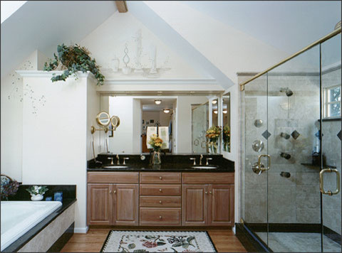 Пример оригинального дизайна: большая главная ванная комната в классическом стиле с фасадами с выступающей филенкой, фасадами цвета дерева среднего тона, накладной ванной, душем в нише, белыми стенами, паркетным полом среднего тона, монолитной раковиной, столешницей из гранита и керамической плиткой