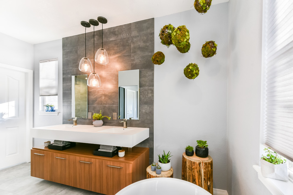 Foto de cuarto de baño principal minimalista de tamaño medio con armarios con paneles lisos, baldosas y/o azulejos grises y ducha abierta