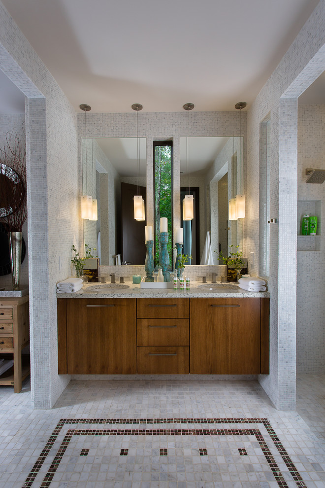 Aménagement d'une grande salle de bain principale moderne en bois brun avec un placard à porte plane, un sol en carrelage de terre cuite, un lavabo encastré et un plan de toilette en quartz modifié.