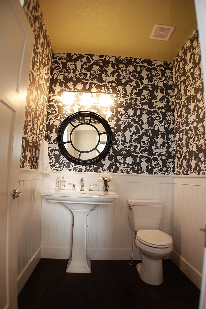 Foto di una piccola stanza da bagno classica con lavabo a colonna, WC a due pezzi, pareti bianche e pavimento in ardesia