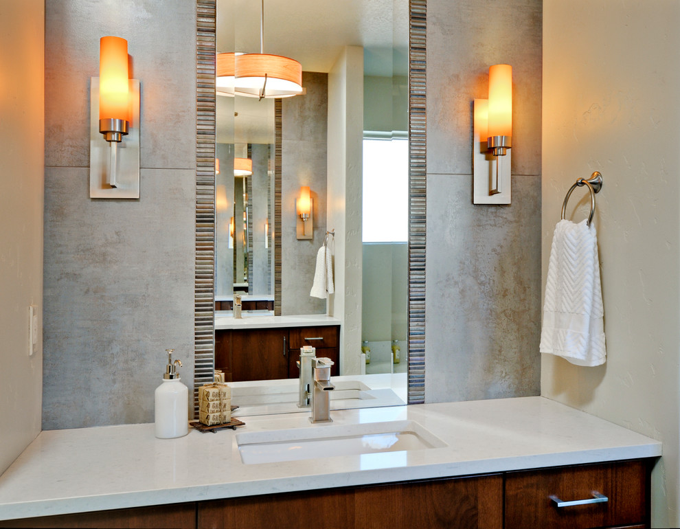 Exemple d'une salle de bain principale moderne en bois brun de taille moyenne avec un lavabo encastré, un placard à porte plane, un plan de toilette en quartz modifié, une baignoire d'angle, WC à poser, un carrelage multicolore, des carreaux de porcelaine, un mur blanc et un sol en carrelage de porcelaine.