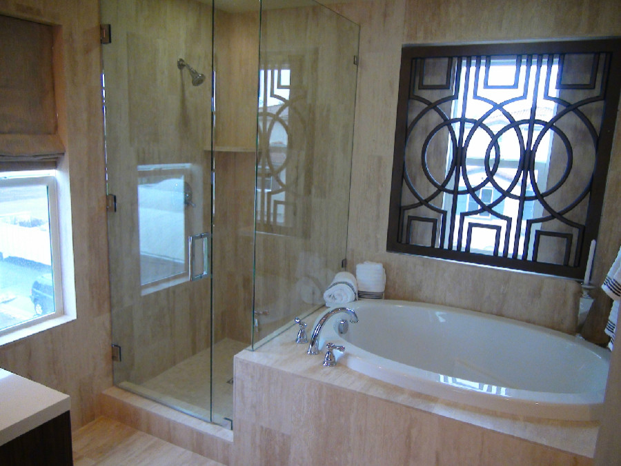 Réalisation d'une salle de bain principale design en bois foncé de taille moyenne avec un placard à porte plane, une baignoire posée, une douche d'angle, un carrelage beige, des carreaux de céramique, un mur beige, un sol en carrelage de porcelaine, une vasque et un plan de toilette en quartz.