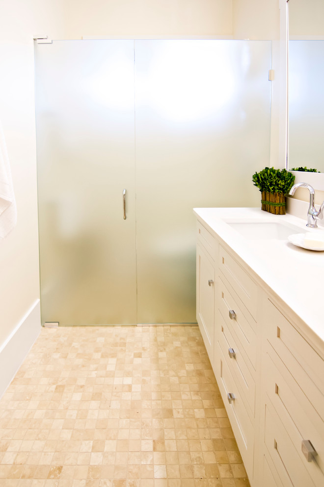 Свежая идея для дизайна: огромная главная ванная комната в морском стиле с белыми фасадами, разноцветной плиткой, белыми стенами, фасадами с утопленной филенкой, керамической плиткой, врезной раковиной, столешницей из гранита, раздельным унитазом, полом из керамической плитки, отдельно стоящей ванной, открытым душем и белой столешницей - отличное фото интерьера