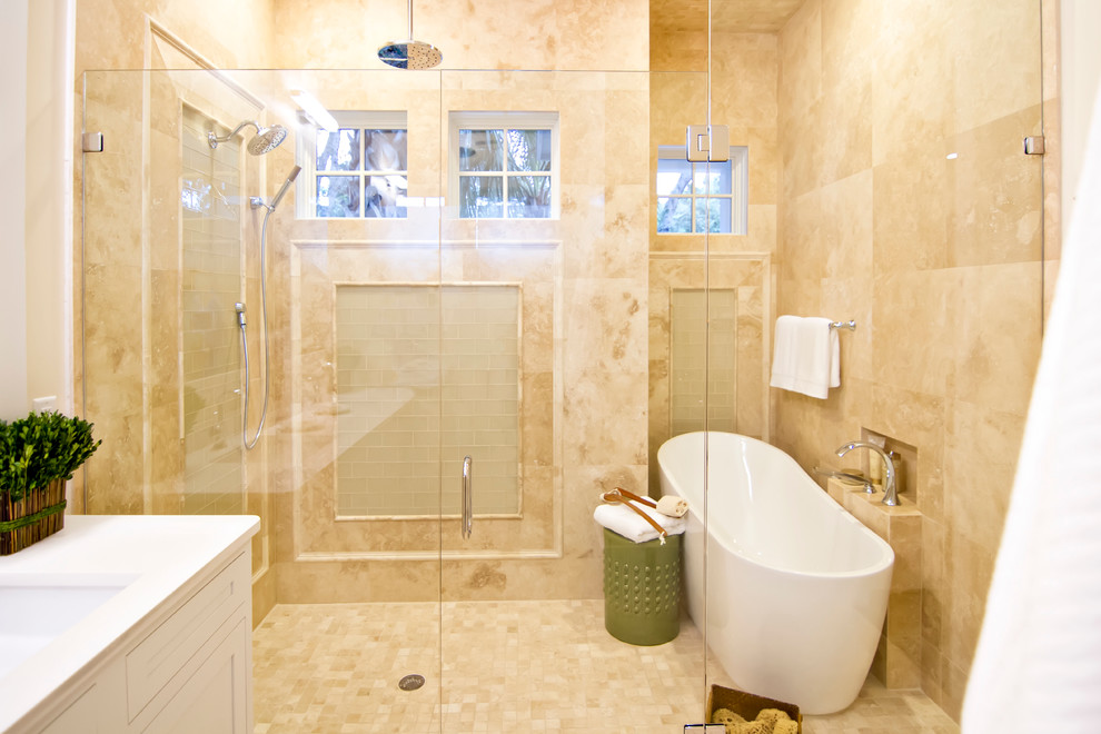 Idéer för ett stort exotiskt en-suite badrum, med ett fristående badkar, luckor med infälld panel, vita skåp, vita väggar och klinkergolv i keramik
