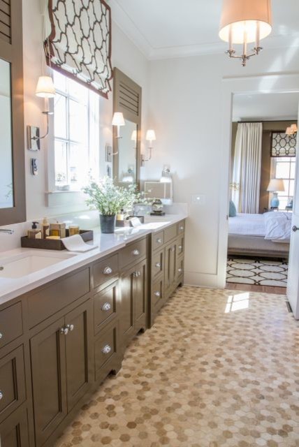 На фото: большая главная ванная комната в классическом стиле с монолитной раковиной, фасадами с утопленной филенкой, серыми фасадами, унитазом-моноблоком, коричневой плиткой, керамической плиткой, белыми стенами и полом из керамической плитки