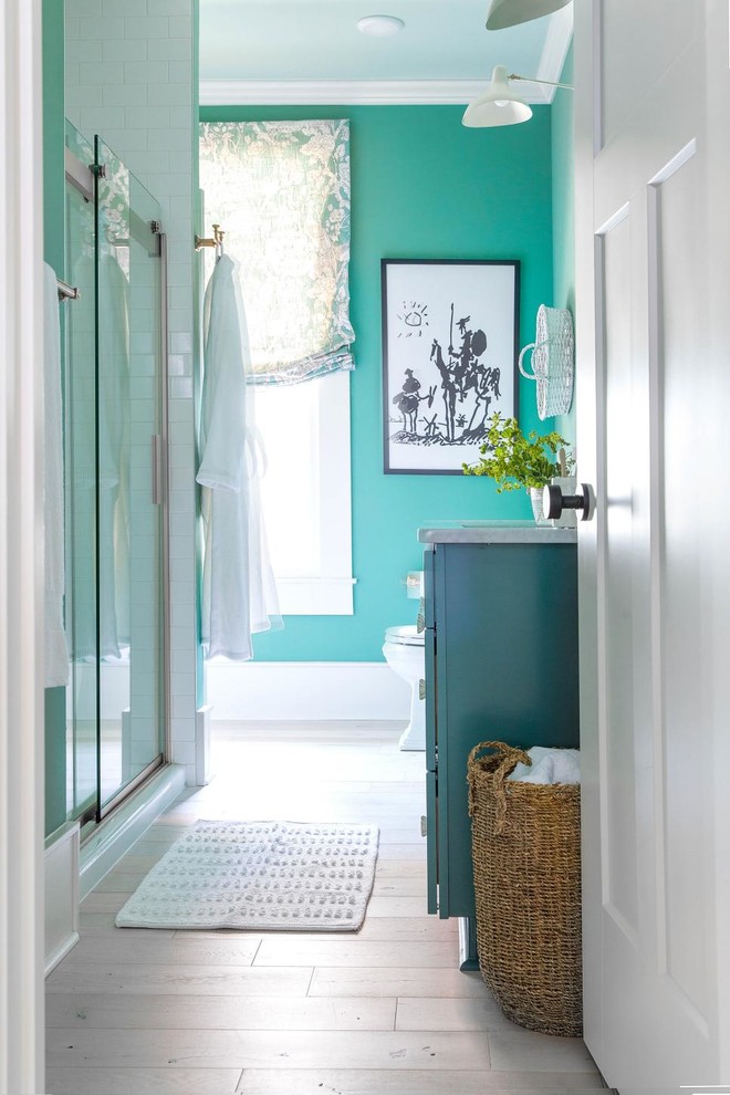 На фото: ванная комната среднего размера в стиле неоклассика (современная классика) с фасадами в стиле шейкер, бирюзовыми фасадами, зелеными стенами, светлым паркетным полом, душевой кабиной, врезной раковиной, мраморной столешницей и белым полом