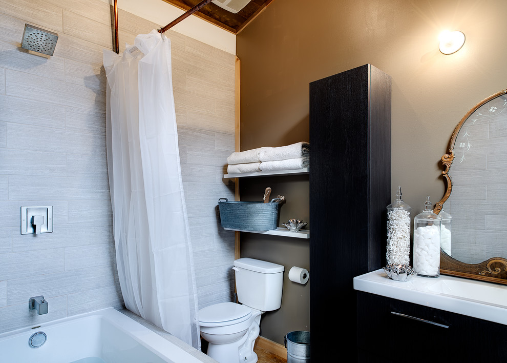 Пример оригинального дизайна: большая главная ванная комната в стиле рустика с плоскими фасадами, коричневыми фасадами, угловой ванной, душем над ванной, унитазом-моноблоком, белой плиткой, керамической плиткой, бежевыми стенами, полом из бамбука, подвесной раковиной, столешницей из переработанного стекла и коричневым полом