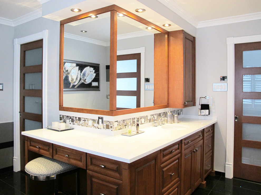Exempel på ett mycket stort modernt en-suite badrum, med ett undermonterad handfat, luckor med upphöjd panel, skåp i mellenmörkt trä, bänkskiva i kvarts, ett fristående badkar, en kantlös dusch, en toalettstol med hel cisternkåpa, svart kakel, stenkakel, grå väggar och klinkergolv i porslin