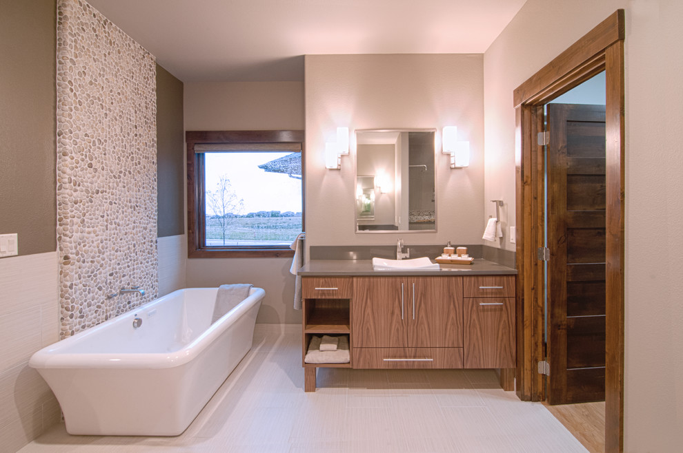 Пример оригинального дизайна: ванная комната в современном стиле с накладной раковиной, плоскими фасадами, фасадами цвета дерева среднего тона, столешницей из кварцита, серой плиткой и керамической плиткой