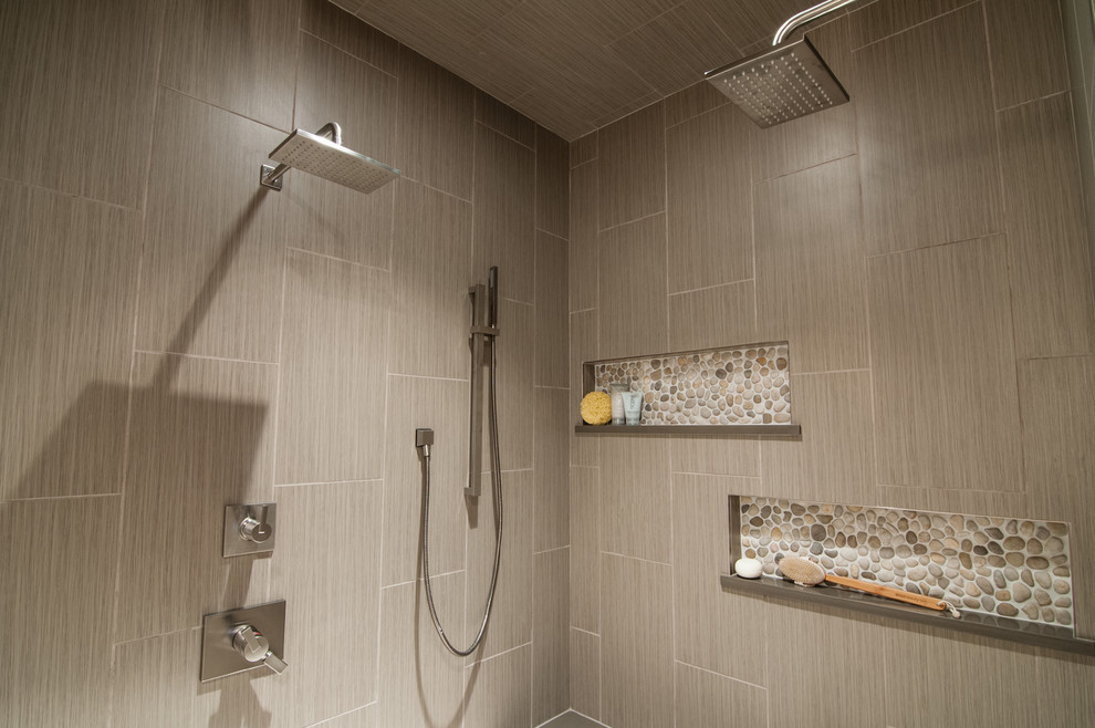 Ejemplo de cuarto de baño contemporáneo con encimera de cemento, ducha empotrada, baldosas y/o azulejos grises, suelo de baldosas tipo guijarro y suelo de baldosas tipo guijarro