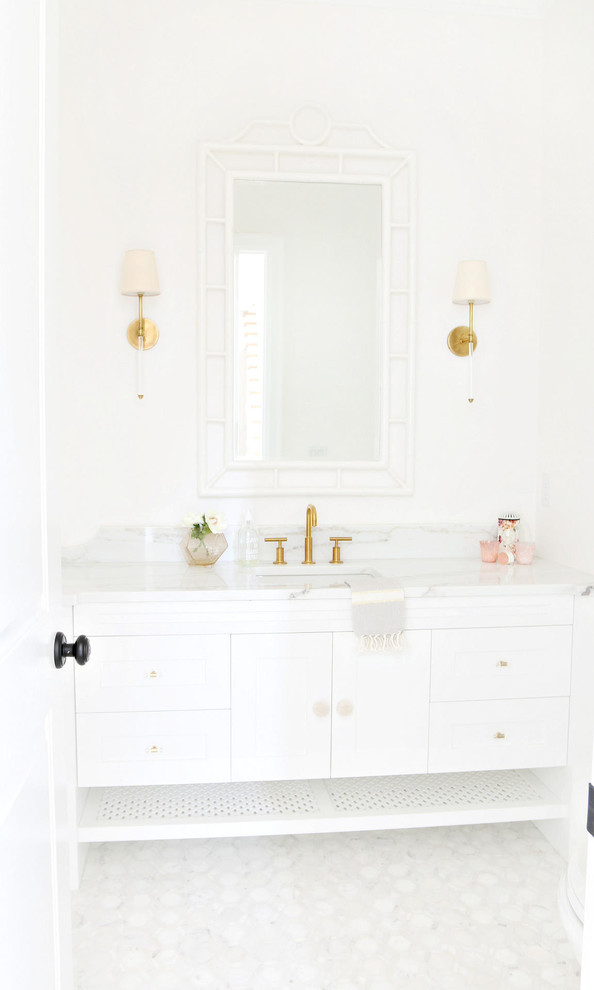 Modelo de cuarto de baño clásico renovado grande con puertas de armario blancas, armarios con paneles lisos, paredes blancas, suelo de linóleo, lavabo bajoencimera, encimera de mármol y encimeras blancas