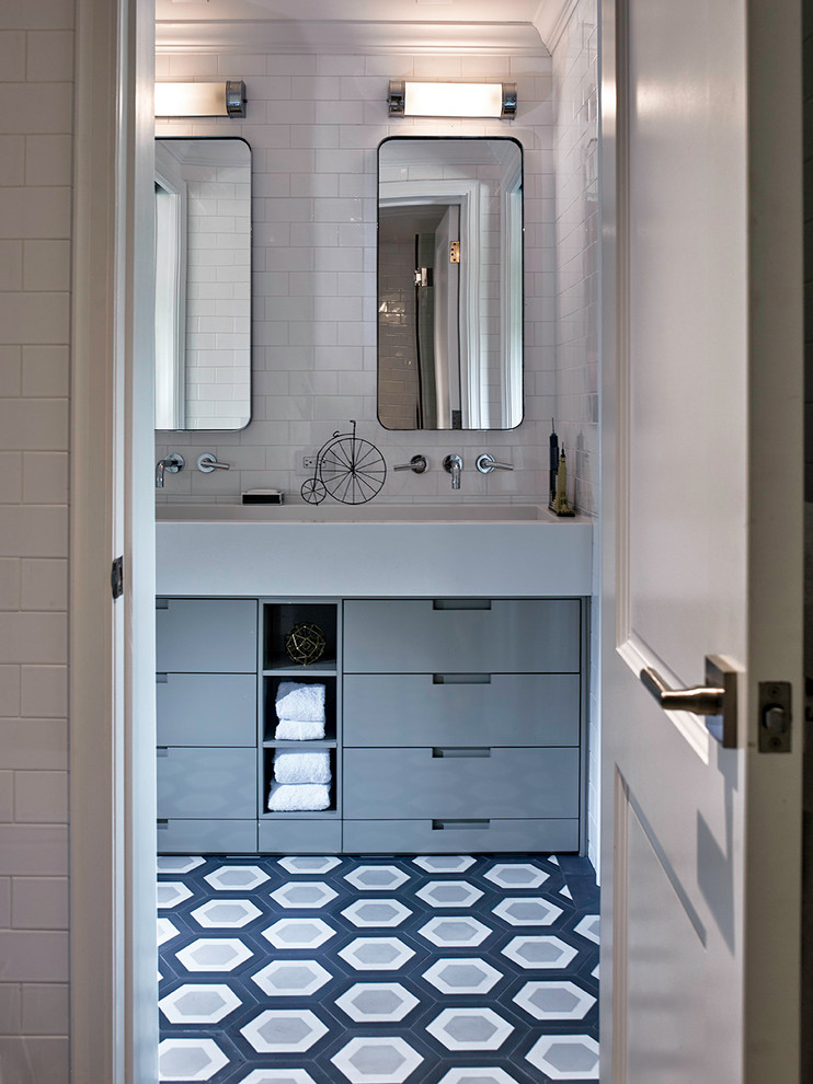 Источник вдохновения для домашнего уюта: ванная комната в морском стиле с плоскими фасадами, серыми фасадами, белой плиткой, плиткой кабанчик, белыми стенами, раковиной с несколькими смесителями и разноцветным полом