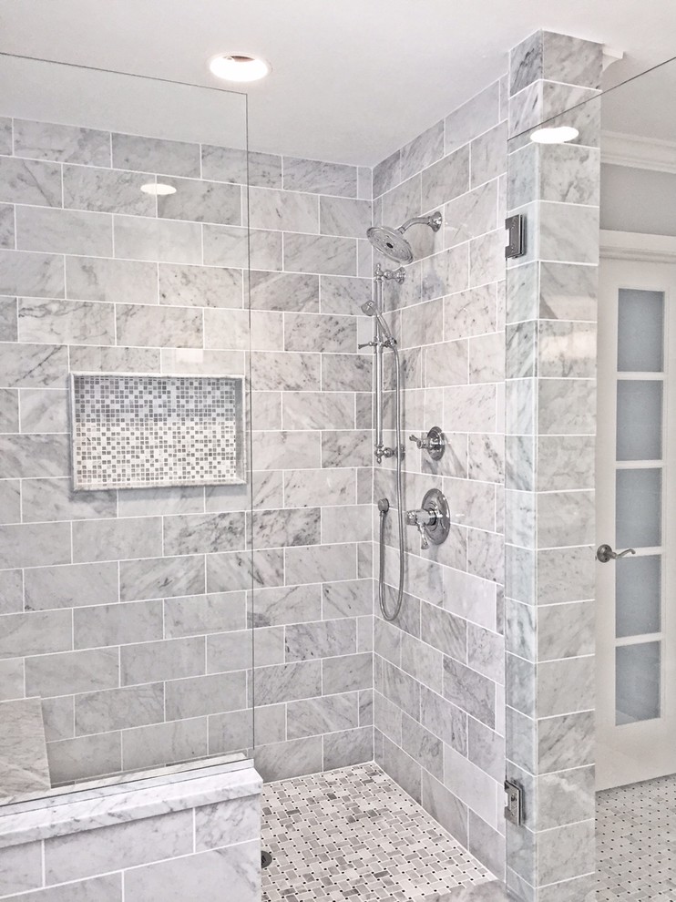 Foto på ett vintage badrum, med en dusch i en alkov, vit kakel och grå väggar