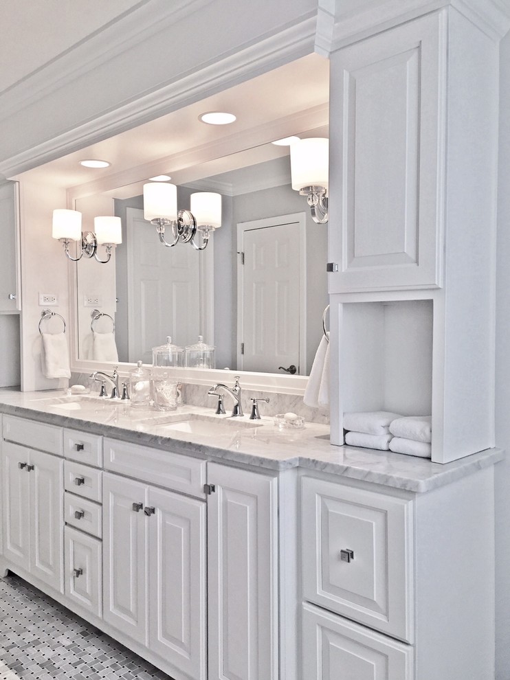 Пример оригинального дизайна: ванная комната в классическом стиле с фасадами с выступающей филенкой, белыми фасадами, белой плиткой и серыми стенами