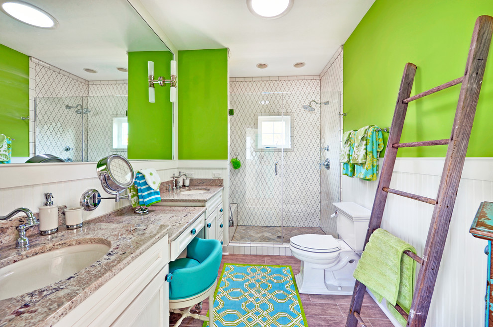 Пример оригинального дизайна: ванная комната в морском стиле с врезной раковиной, фасадами с утопленной филенкой, белыми фасадами, душем в нише, раздельным унитазом и белой плиткой
