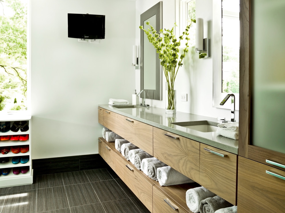 На фото: ванная комната в современном стиле с плоскими фасадами и фасадами цвета дерева среднего тона с