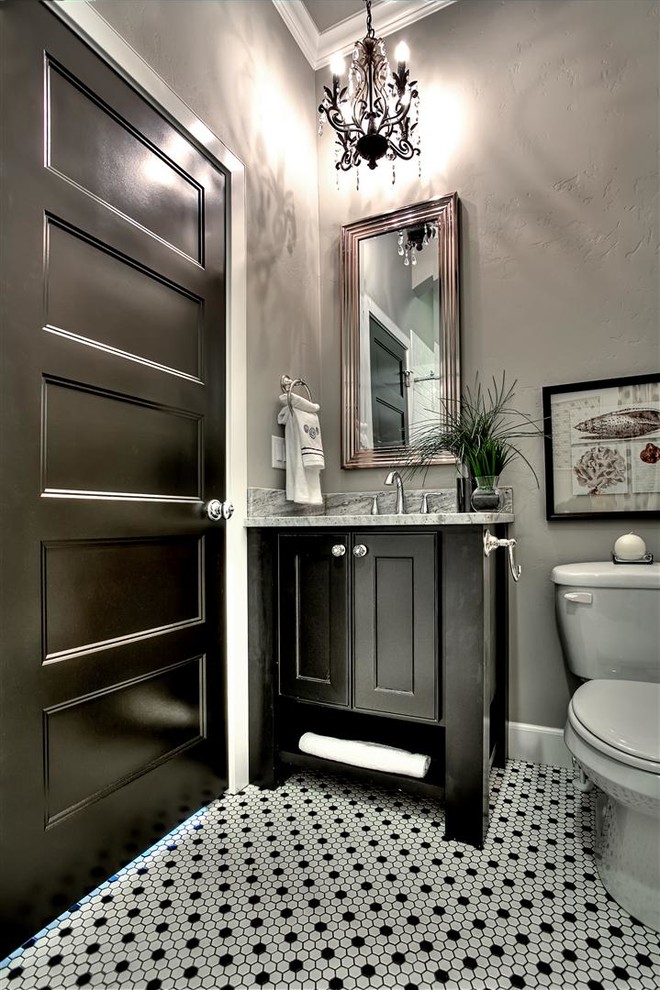 Стильный дизайн: ванная комната среднего размера в стиле неоклассика (современная классика) с фасадами с утопленной филенкой, черными фасадами, черно-белой плиткой, керамогранитной плиткой, серыми стенами, полом из керамогранита, душевой кабиной, врезной раковиной и мраморной столешницей - последний тренд