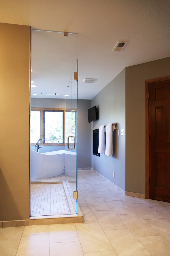 Foto på ett stort funkis svart en-suite badrum, med skåp i shakerstil, bruna skåp, granitbänkskiva, ett fristående badkar, våtrum, vit kakel, tunnelbanekakel, ett undermonterad handfat, dusch med gångjärnsdörr, en toalettstol med separat cisternkåpa, grå väggar, klinkergolv i porslin och grått golv