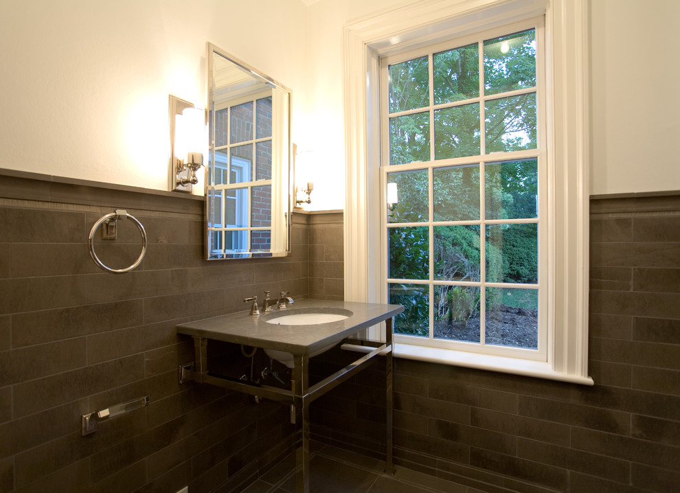 Exempel på ett litet klassiskt badrum med dusch, med ett badkar i en alkov, en dusch/badkar-kombination, en toalettstol med separat cisternkåpa, beige kakel, keramikplattor, beige väggar, klinkergolv i keramik, ett konsol handfat, granitbänkskiva, grått golv och dusch med duschdraperi