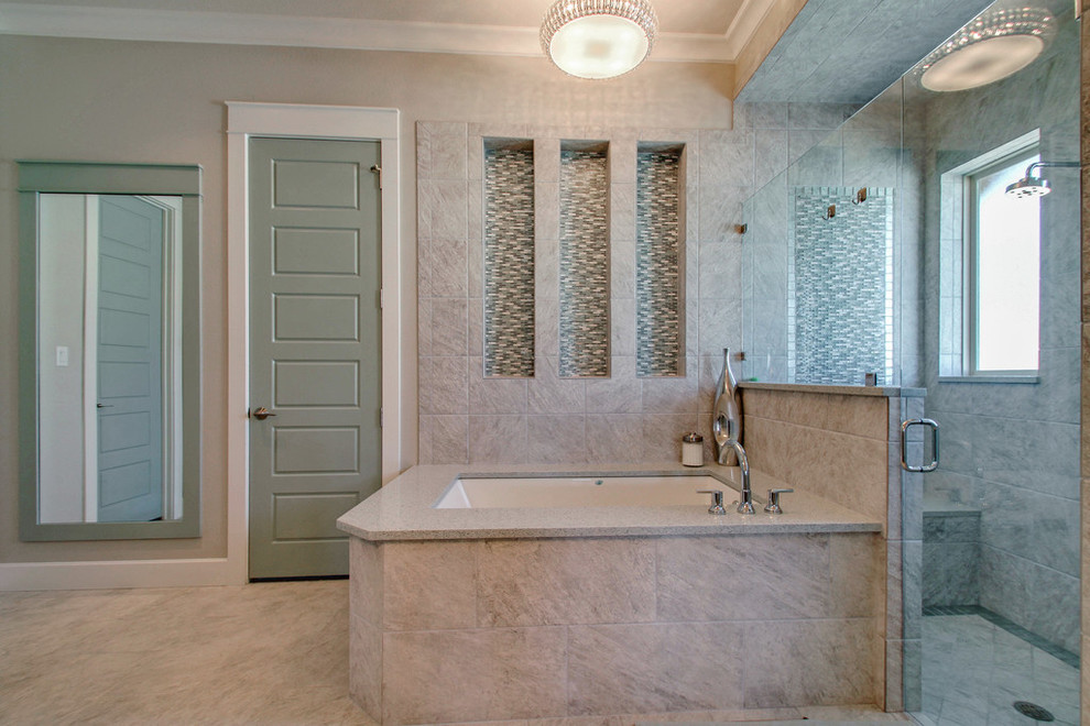 Foto på ett mellanstort vintage en-suite badrum, med skåp i shakerstil, grå skåp, ett undermonterat badkar, en dusch i en alkov, grå kakel, mosaik, grå väggar, klinkergolv i keramik, ett undermonterad handfat, granitbänkskiva, grått golv och dusch med gångjärnsdörr