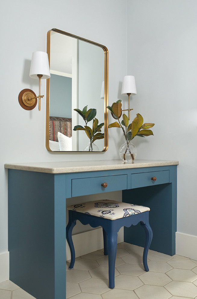 Bild på ett litet maritimt beige beige en-suite badrum, med luckor med infälld panel, blå skåp, grå väggar, klinkergolv i keramik, ett undermonterad handfat, bänkskiva i kalksten och beiget golv