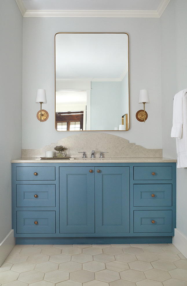 Foto di una stanza da bagno padronale stile marino di medie dimensioni con ante in stile shaker, ante marroni, WC a due pezzi, pareti blu, lavabo sottopiano, top in quarzo composito e top beige