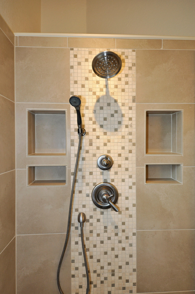 Ispirazione per una grande stanza da bagno con doccia classica con ante con bugna sagomata, ante in legno scuro, doccia alcova, piastrelle beige e pareti blu