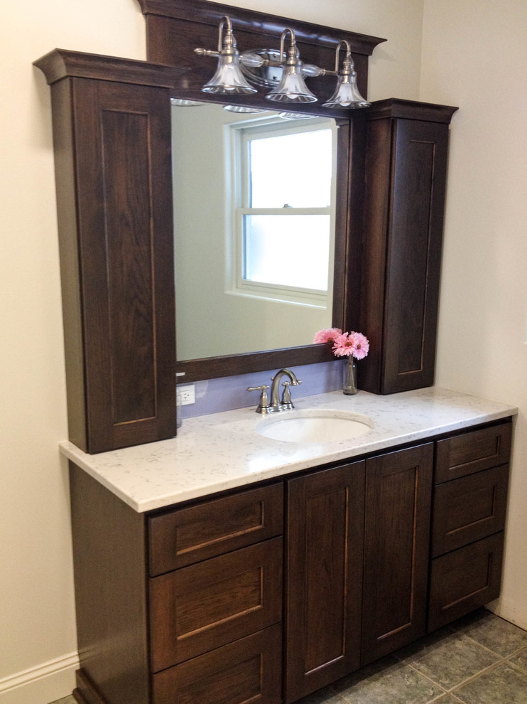 Diseño de cuarto de baño clásico de tamaño medio con lavabo bajoencimera, armarios estilo shaker, puertas de armario de madera en tonos medios y encimera de cuarzo compacto